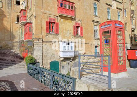 Photo prise à Malte au mois de janvier. La photo montre les rues pittoresques de la vieille ville de la Valette avec leur balcon peint aux couleurs vives Banque D'Images