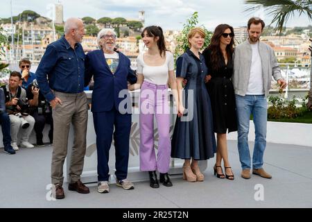 Cannes, France, le 17 mai 2023. Pascal Greggory, Pierre Richard, Suzanne de Baecque, India Hair, Maiwenn et Benjamin Lavernhe posent à la photocall 'Jeanne du Barry' pendant le Festival de Cannes 76th au Palais des Festivals à Cannes, France, le 17 mai 2023.Credit: DPA/Alamy Live News Banque D'Images