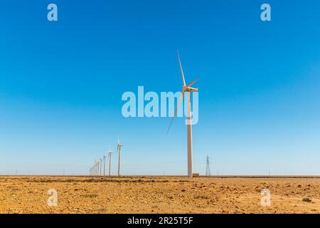 Tarfaya, Maroc - 30 avril 2022 : éoliennes dans le parc de Tarfaya au Maroc Banque D'Images