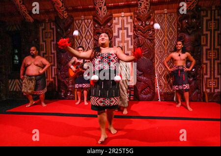 Powhiri, la danse traditionnelle de bienvenue Māori Banque D'Images