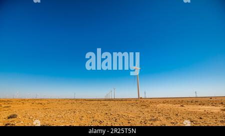 Tarfaya, Maroc - 30 avril 2022 : éoliennes dans le parc de Tarfaya au Maroc Banque D'Images