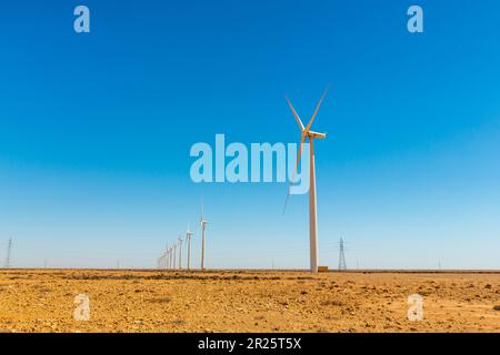 Tarfaya, Maroc - 30 avril 2022 : éoliennes dans le parc de Tarfaya au Maroc Banque D'Images