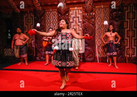 Powhiri, la danse traditionnelle de bienvenue Māori Banque D'Images