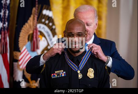 Washington, États-Unis. 17th mai 2023. LE président AMÉRICAIN Joe Biden décerne la Médaille de la vaillance au sergent Kendrick Simpo du département de police de Houston, au Texas, lors d'une cérémonie dans la salle est de la Maison Blanche à Washington, DC, mercredi, 17 mai 2023. La Médaille de la vaillance est un prix fédéral qui récompense spécifiquement les actes extraordinaires d'héroïsme et de bravoure commis par les agents de la sécurité publique partout aux États-Unis. Photo par Al Drago/UPI crédit: UPI/Alay Live News Banque D'Images