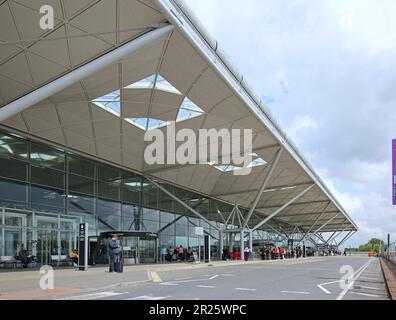 Aéroport de Stansted, Royaume-Uni. Route d'approche principale et entrée de l'aérogare conçue par Norman Foster. Banque D'Images