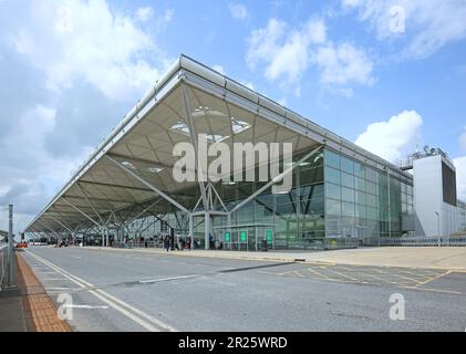 Aéroport de Stansted, Royaume-Uni. Route d'approche principale et entrée de l'aérogare conçue par Norman Foster. Banque D'Images