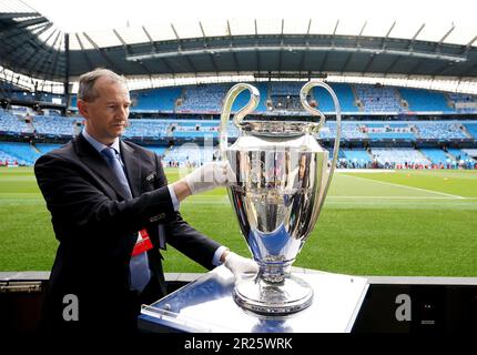 Un responsable de l'UEFA place le trophée de la Ligue des champions de l'UEFA sur son stand avant le deuxième match de demi-finale de la Ligue des champions de l'UEFA au stade Etihad, à Manchester. Date de la photo: Mercredi 17 mai 2023. Banque D'Images