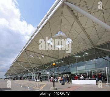 Aéroport de Stansted, Royaume-Uni. Route d'approche principale et entrée de l'aérogare conçue par Norman Foster. Banque D'Images