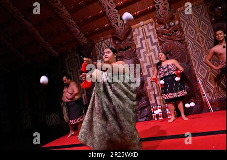 Powhiri, la danse traditionnelle de bienvenue Māori Banque D'Images