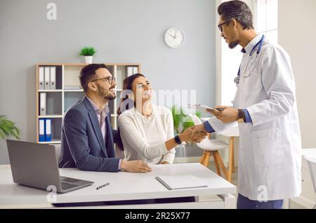 Jeune couple planifiant une grossesse et voyant un médecin pour la consultation sur le traitement de FIV Banque D'Images