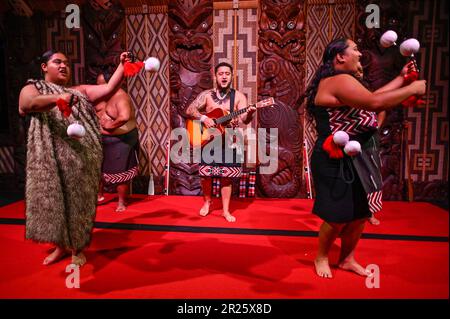 Powhiri, la danse traditionnelle de bienvenue Māori Banque D'Images