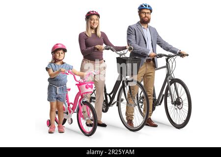 Enfant avec père et mère portant un casque et debout avec des vélos isolés sur fond blanc Banque D'Images