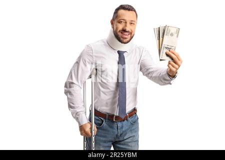 Homme blessé avec un col cervical penché sur des béquilles et tenant des piles d'argent isolées sur fond blanc Banque D'Images