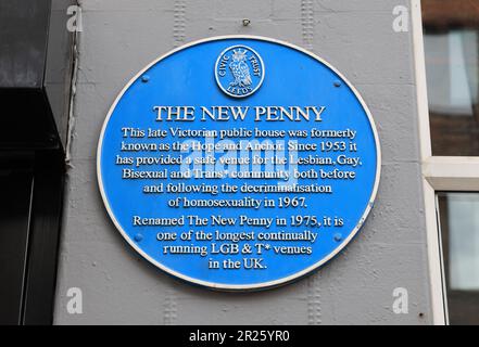 Panneau pour le pub New Penny gay dans la zone d'appels de Leeds. Depuis 1953, elle offre un lieu sûr à la communauté LGBT, dans le West Yorkshire, au Royaume-Uni Banque D'Images