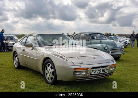 1989 Porsche 944 Turbo, exposée au Scramble d'avril qui s'est tenu au Bicester Heritage Centre le 23 avril 2023. Banque D'Images