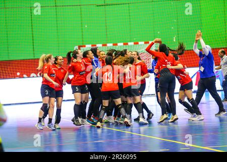 Al Ahly fête lors du match de 2023 de la confédération féminine de handball africaine entre Al Ahly Dames et Moknine de Tunisie au Caire, en Égypte. Banque D'Images