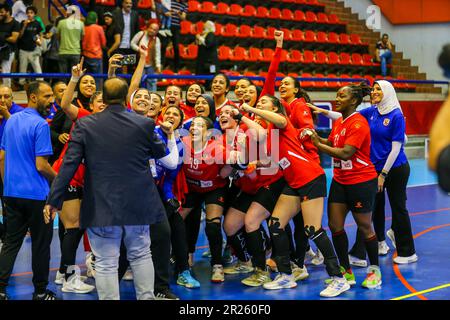 Al Ahly fête lors du match de 2023 de la confédération féminine de handball africaine entre Al Ahly Dames et Moknine de Tunisie au Caire, en Égypte. Banque D'Images