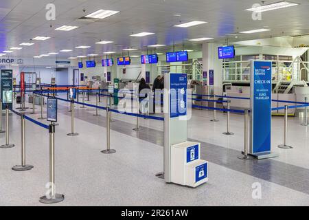 NEWCASTLE UPON TYNE, ROYAUME-UNI : 13 MAI 2023 : enregistrement pour British Airways à l'aéroport de Newcastle. Banque D'Images