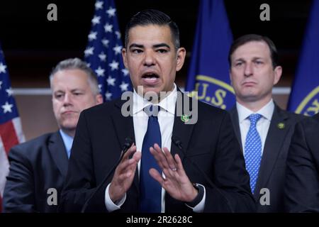 17 mai 2023, Washington, Distric of Columbia, Etats-Unis: LE député AMÉRICAIN ROBERT GARCIA(D-CA) aux côtés d'autres membres de la Chambre parle de la résolution d'expulser le représentant George Santos avant le Congrès lors d'une conférence de presse aujourd'hui sur 17 mai 2023 à HVC/Capitol Hill à Washington DC, Etats-Unis. (Credit image: © Lénine Nolly/ZUMA Press Wire) USAGE ÉDITORIAL SEULEMENT! Non destiné À un usage commercial ! Banque D'Images