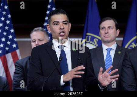 17 mai 2023, Washington, Distric of Columbia, Etats-Unis: LE député AMÉRICAIN ROBERT GARCIA(D-CA) aux côtés d'autres membres de la Chambre parle de la résolution d'expulser le représentant George Santos avant le Congrès lors d'une conférence de presse aujourd'hui sur 17 mai 2023 à HVC/Capitol Hill à Washington DC, Etats-Unis. (Credit image: © Lénine Nolly/ZUMA Press Wire) USAGE ÉDITORIAL SEULEMENT! Non destiné À un usage commercial ! Banque D'Images