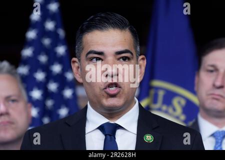 17 mai 2023, Washington, Distric of Columbia, Etats-Unis: LE député AMÉRICAIN ROBERT GARCIA(D-CA) aux côtés d'autres membres de la Chambre parle de la résolution d'expulser le représentant George Santos avant le Congrès lors d'une conférence de presse aujourd'hui sur 17 mai 2023 à HVC/Capitol Hill à Washington DC, Etats-Unis. (Credit image: © Lénine Nolly/ZUMA Press Wire) USAGE ÉDITORIAL SEULEMENT! Non destiné À un usage commercial ! Banque D'Images