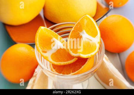 fruits orange tranchés sur fond de bois Banque D'Images