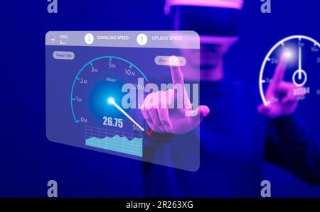 Connexion Internet rapide avec le concept de technologie Metaverse, homme d'affaires portant des lunettes VR touch virtuel écran virtuel de mesure de la vitesse d'Internet, Banque D'Images