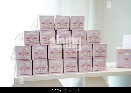 Joli sac de friandises rose pour la fête d'anniversaire des enfants. Cadeaux d'anniversaire à motif cheval. Banque D'Images