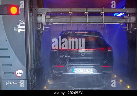 Itterbeck, Allemagne novembre 25 2022 - une Mercedes Benz EQA 250+ entièrement électrique est lavée dans un lave-auto de Washtec Banque D'Images