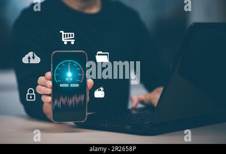 Connexion Internet rapide avec le concept de technologie Metaverse, smartphone de main tenant et écran virtuel de mesure de la vitesse d'Internet, Internet et la technologie Banque D'Images