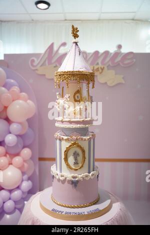 Enfants gâteau d'anniversaire mignon. Gâteau d'anniversaire de cheval de carrousel décoré avec carrousel et numéro un, gâteau d'anniversaire de fête de carnaval. Banque D'Images