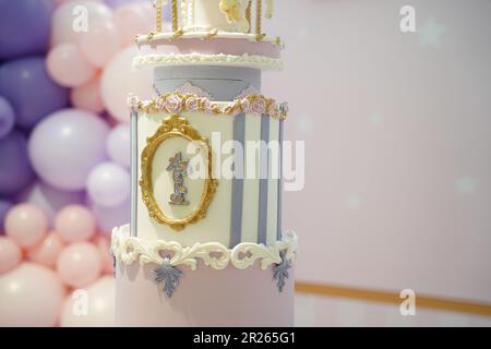 Enfants gâteau d'anniversaire mignon. Gâteau d'anniversaire de cheval de carrousel décoré avec carrousel et numéro un, gâteau d'anniversaire de fête de carnaval. Banque D'Images