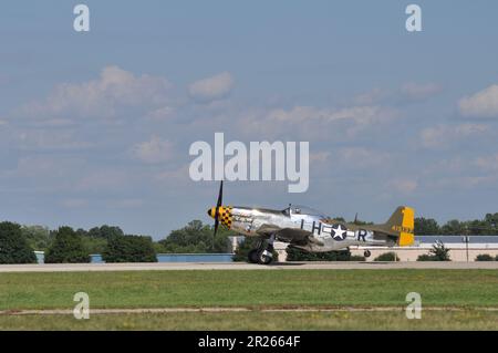 P-51 décollage de l'avion Mustang World War II, sur piste Banque D'Images