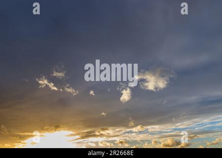 Les nuages stratus sombres de moyenne-haute hauteur sous lesquels le soleil brille - Altostratus Banque D'Images