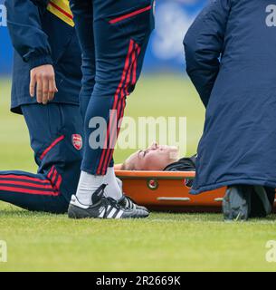 Walton Hall Park, Liverpool, Merseyside, Angleterre. 17th mai 2023. Le Lia Wälti d'Arsenal sur une civière avec une blessure majeure, lors du Club de football des femmes d'Everton V Arsenal Women's football Club à Walton Hall Park, dans la Super League (WSL)/Barclays Women's Super League (BWSL). (Image de crédit : ©Cody Froggatt/Alamy Live News) Banque D'Images