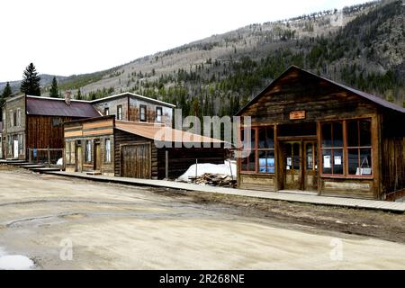 Ghost Town, St. Elmo, Colorado avec une architecture ancienne et un ciel sombre et créepy. Banque D'Images