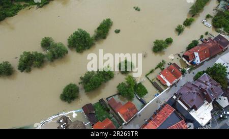 Hrvatska Kostajnica, Hrvatska. 17th mai 2023. Une vue aérienne montre les maisons inondées près de la rivière una à Hrvatska Kostajnica, Croatie sur 17 mai 2023. Photo: Igor Soban/PIXSELL crédit: Pixsell/Alay Live News Banque D'Images