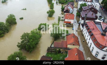 Hrvatska Kostajnica, Hrvatska. 17th mai 2023. Une vue aérienne montre les maisons inondées près de la rivière una à Hrvatska Kostajnica, Croatie sur 17 mai 2023. Photo: Igor Soban/PIXSELL crédit: Pixsell/Alay Live News Banque D'Images