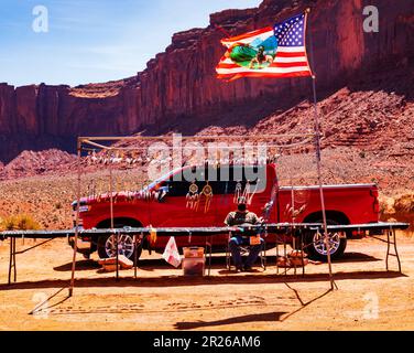 Bijoux et objets d'art indigènes à vendre ; John Ford point ; Parc tribal Navajo ; Monument Valley ; Utah ; ÉTATS-UNIS Banque D'Images