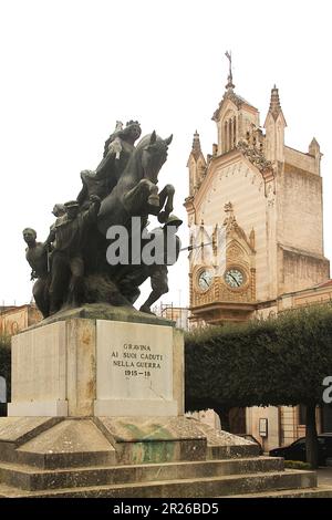 Gravina à Puglia, Italie. Monument aux héros locaux de la première Guerre mondiale. Banque D'Images