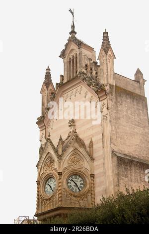 Gravina à Puglia, Italie. La tour de l'horloge par Villa Comunale. Banque D'Images