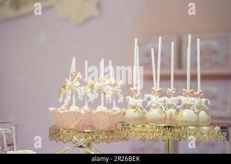 Popcakes avec carrousel thème de carnaval. Une cuisine raffinée et délicate pour les enfants avec un thème de carrousel sur une assiette dorée. anniversaire enfants Banque D'Images