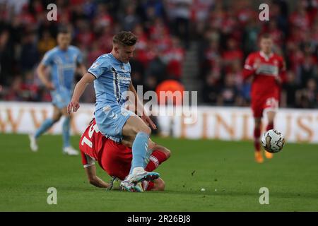 Tommy Smith de Middlesbrough en action avec Ben Sheaf de Coventry City pendant le championnat Sky Bet jouer demi-finale 2nd jambe entre Middlesbrough et Coventry City au stade Riverside, Middlesbrough le mercredi 17th mai 2023. (Photo : Mark Fletcher | ACTUALITÉS MI) Credit: MI News & Sport /Alamy Live News Banque D'Images