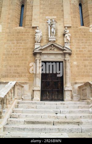 Gravina, Italie. Le portail sud de la cathédrale catholique romaine, avec les statues du Christ ressuscité, Saint Paul et St. Pierre sur la frontispice. Banque D'Images