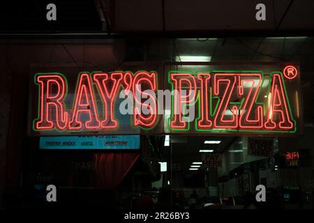 Célèbre panneau de néon original Rays Pizza la nuit, Manhattan, New York Banque D'Images