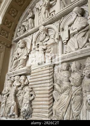 Gravina, Italie. Intérieur de la cathédrale catholique romaine.autel du 15th siècle de la présentation de la Vierge Marie au Temple de Jérusalem. Banque D'Images