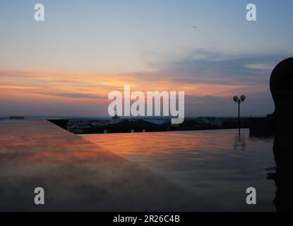 Vue sur le centre de la ville sibérienne de Khanty-Mansiysk en été au coucher du soleil Banque D'Images