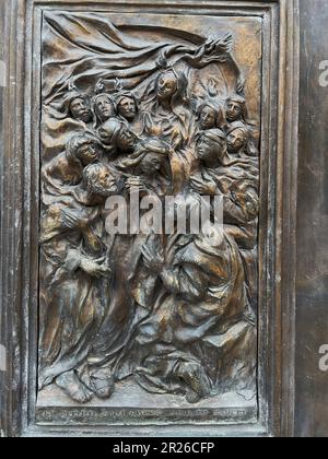 Gravina, Italie. Beaux détails sur la porte d'entrée de la cathédrale catholique. Représentation de la descente de l'Esprit Saint sur les apôtres. Banque D'Images