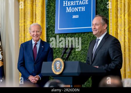 Washington, États-Unis d'Amérique. 16th mai 2023. Washington, États-Unis d'Amérique. 16 mai 2023. Le président américain Joe Biden regarde comme le deuxième monsieur Doug Emhoff, à droite, prononce des remarques lors de la première célébration à la Maison-Blanche du mois du patrimoine juif américain dans la salle est de la Maison-Blanche, 16 mai 2023 à Washington, DC Biden a dénoncé la bile antisémite et la haine croissante des politiciens de droite. Crédit : Adam Schultz/White House photo/Alay Live News Banque D'Images