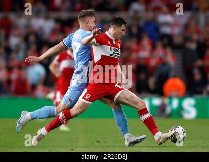 Viktor Gyokores, de Coventry City, et Paddy McNair, de Middlesbrough, se battent pour le ballon lors du championnat Sky Bet de la demi-finale deuxième match de la jambe au stade Riverside, à Middlesbrough. Date de la photo: Mercredi 17 mai 2023. Banque D'Images